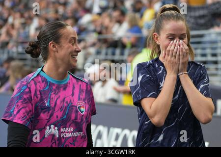 Seattle, Usa. August 2025. San Diego Wave FC Torhüter Kailen Sheridan (1) und Seattle Reign FC Stürmer Jordyn Huitema (9) lachen, als sie das Spielfeld vor einem NWSL-Spiel am 29. August 2025 im Lumen Field in Seattle, Washington, verlassen. (Foto Nate Koppelman/SIPA USA) Credit: SIPA USA/Alamy Live News Stockfoto