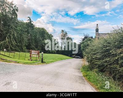 Kilkenny Irland, Juli 2023 Schild am Straßenrand gibt den Namen der Straße an. Die Straße ist leer und es sind weder Autos noch Personen sichtbar. Die Stockfoto