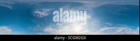 Sky 360 Panorama - hellblauer Himmel voller flauschiger weißer Cumulus-Wolken. Nahtloses sphärisches hdr-360-Panorama. Himmelskuppel, Himmelsersatz für Antenne Stockfoto