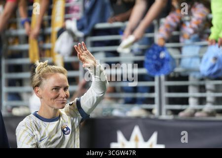 Seattle, Usa. August 2025. Seattle Reign FC Mittelfeldspieler Jess Fishlock (10) winkt den Fans nach einem NWSL-Spiel gegen San Diego Wave FC am 29. August 2025 im Lumen Field in Seattle, Washington. (Foto Nate Koppelman/SIPA USA) Credit: SIPA USA/Alamy Live News Stockfoto