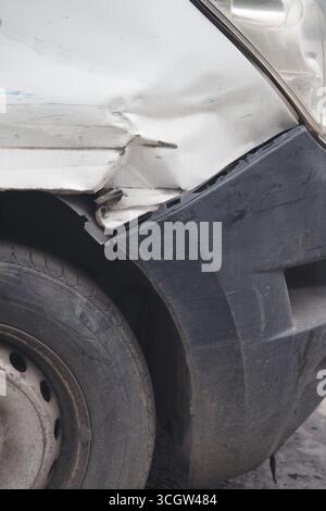 Auto mit erheblichen Schäden auf der Straße geparkt Stockfoto