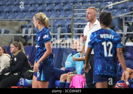 Seattle, Usa. August 2025. San Diego Wave FC-Cheftrainer Jonas Eidevall spricht mit dem Schiedsrichter während der zweiten Hälfte eines Spiels gegen Seattle Reign FC am 29. August 2025 im Lumen Field in Seattle, Washington. (Foto Nate Koppelman/SIPA USA) Credit: SIPA USA/Alamy Live News Stockfoto