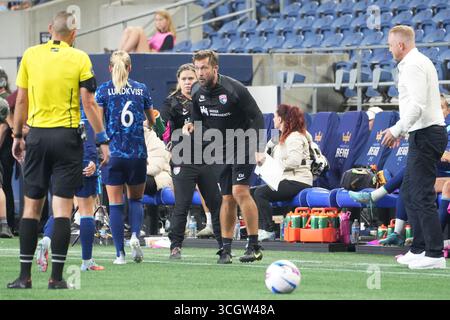 Seattle, Usa. August 2025. Kenneth Mattsson, Trainer des San Diego Wave FC, spricht über einen Anruf mit Schiedsrichter Calin Radosav während der zweiten Hälfte eines NWSL-Spiels gegen Seattle Reign FC am 29. August 2025 im Lumen Field in Seattle, Washington. (Foto Nate Koppelman/SIPA USA) Credit: SIPA USA/Alamy Live News Stockfoto