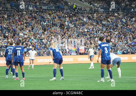 Seattle, Usa. August 2025. Seattle Reign FC-Verteidiger Sofia Huerta (11) bereitet sich auf einen Freistoß während der zweiten Hälfte eines NWSL-Spiels gegen San Diego Wave FC am 29. August 2025 im Lumen Field in Seattle, Washington vor. (Foto Nate Koppelman/SIPA USA) Credit: SIPA USA/Alamy Live News Stockfoto