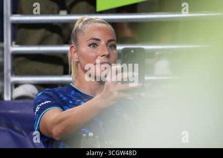 Seattle, Usa. August 2025. San Diego Wave FC Stürmer Adriana Leon (9) macht ein Foto mit Fans nach einem NWSL-Spiel gegen Seattle Reign FC am 29. August 2025 im Lumen Field in Seattle, Washington. (Foto Nate Koppelman/SIPA USA) Credit: SIPA USA/Alamy Live News Stockfoto