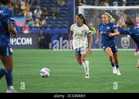 Seattle, Usa. August 2025. Der Mittelfeldspieler Sam Meza (20) von Seattle Reign FC bringt den Ball nach oben, während der zweiten Hälfte eines NWSL-Spiels auf dem Lumen Field in Seattle, Washington am 29. August 2025 Druck auf den San Diego Wave FC-Stürmer Adriana Leon (9) ausübte. (Foto Nate Koppelman/SIPA USA) Credit: SIPA USA/Alamy Live News Stockfoto