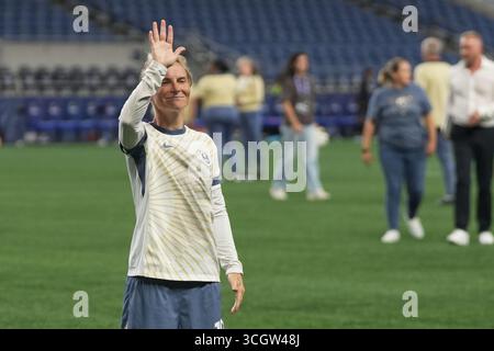 Seattle, Usa. August 2025. Seattle Reign FC Mittelfeldspieler Jess Fishlock (10) winkt den Fans nach einem NWSL-Spiel gegen San Diego Wave FC am 29. August 2025 im Lumen Field in Seattle, Washington. (Foto Nate Koppelman/SIPA USA) Credit: SIPA USA/Alamy Live News Stockfoto