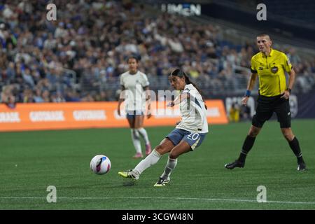 Seattle, Usa. August 2025. Der Mittelfeldspieler Sam Meza (20) von Seattle Reign FC trifft in der zweiten Hälfte eines NWSL-Spiels gegen San Diego Wave FC am 29. August 2025 im Lumen Field in Seattle, Washington. (Foto Nate Koppelman/SIPA USA) Credit: SIPA USA/Alamy Live News Stockfoto