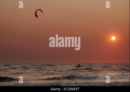 Kitesurfer reiten bei Sonnenuntergang Stockfoto