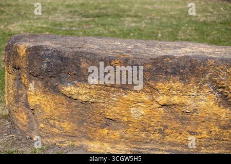 Makroabstrakter Texturhintergrund der Schleiffläche an einem Schornmühle aus dem 19. Jahrhundert bei natürlichem Sonnenlicht Stockfoto