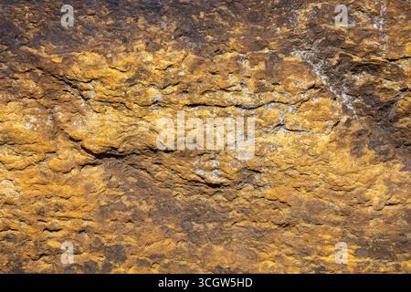 Makroabstrakter Texturhintergrund der Schleiffläche an einem Schornmühle aus dem 19. Jahrhundert bei natürlichem Sonnenlicht Stockfoto