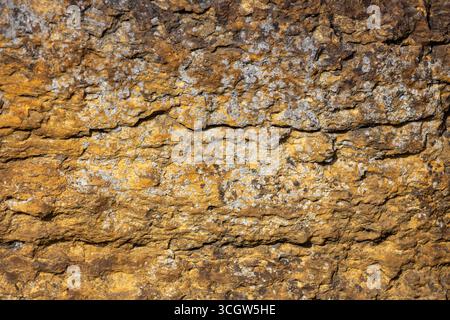 Makroabstrakter Texturhintergrund der Schleiffläche an einem Schornmühle aus dem 19. Jahrhundert bei natürlichem Sonnenlicht Stockfoto