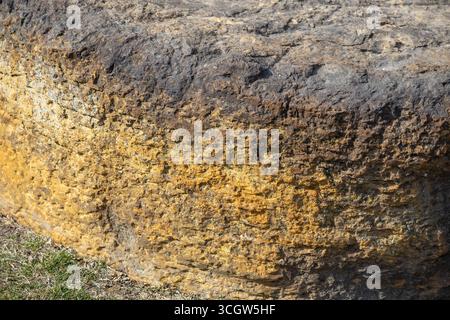Makroabstrakter Texturhintergrund der Schleiffläche an einem Schornmühle aus dem 19. Jahrhundert bei natürlichem Sonnenlicht Stockfoto