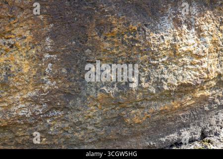 Makroabstrakter Texturhintergrund der Schleiffläche an einem Schornmühle aus dem 19. Jahrhundert bei natürlichem Sonnenlicht Stockfoto