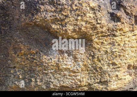 Makroabstrakter Texturhintergrund der Schleiffläche an einem Schornmühle aus dem 19. Jahrhundert bei natürlichem Sonnenlicht Stockfoto