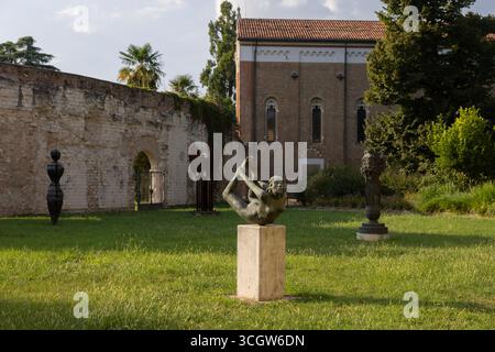 Statuen verstreut durch die Gärten der Giardini dell Arena des Museo Eremitani mit der Scrovegni-Kapelle im Hintergrund in Padua. Stockfoto