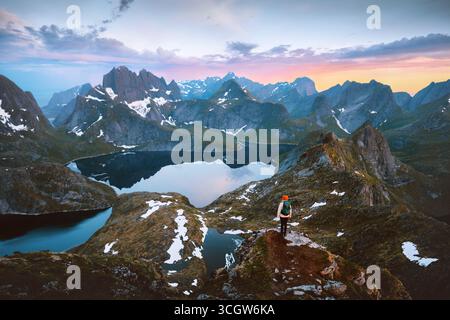 Lofoten Inseln Sonnenuntergang Landschaft Frau Reisen in Norwegen Wandern alleine aktiv Abenteuer Urlaub Urlaub im Freien, Touristen klettern Berge genießen See Stockfoto