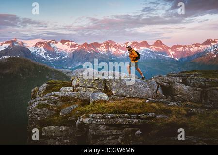 Mann Reisende Wandern allein in Norwegen Berge Reise Urlaub Abenteuer Outdoor gesunde Lebensweise Ausdauer Konzept, aktiver tapferer Wanderer mit Rucksack Stockfoto