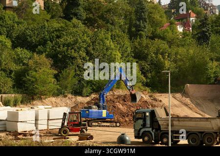 Bagger arbeitet am Bau einer neuen Straße in der Stadt Stockfoto
