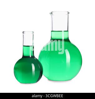 Kolben mit grüner Flüssigkeit auf weiß isoliert Stockfoto