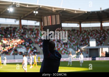 Der technische Schiedsrichter zeigt eine Minute zusätzliche Zeit während des Fußballspiels an. Stockfoto
