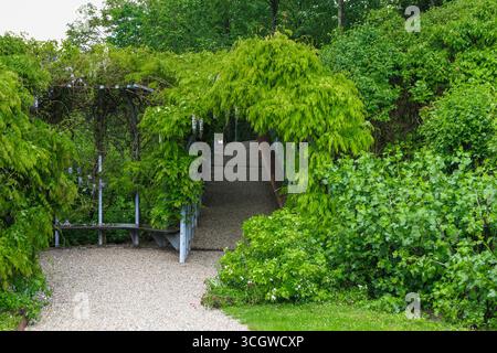 MELK, ÖSTERREICH - 12. MAI 2019: Dies ist eine der Gassen des botanischen Gartens am Kloster. Stockfoto