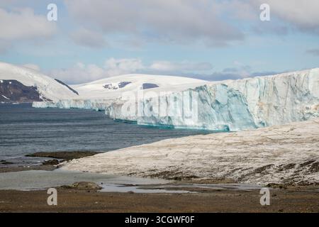 Eisberge, wilde Natur in Brown Bluff, Antarktis - Ostküste der Tabarin Halbinsel an der Südwestküste des Antarktischen Sunds Stockfoto
