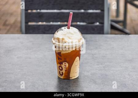 Costa Coffee Take-away Eisgetränk in Plastikbecher. Salisbury, Großbritannien, 5. Juli 2024 Stockfoto