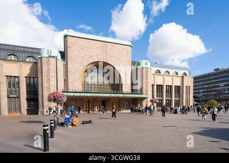 Helsinki, Finnland. August 2025. Außenansicht des Hauptbahnhofs Helsinki im Stadtzentrum Stockfoto