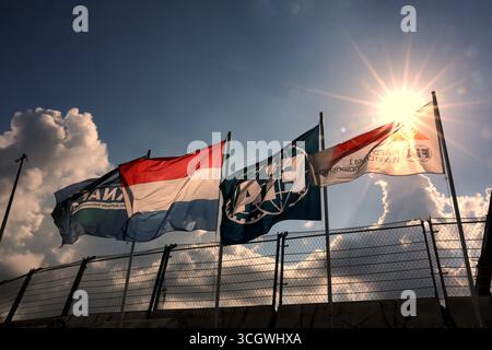 Zandvoort, Niederlande. 30. August 2025. Kreislaufatmosphäre – Flaggen. 30.08.2025. Formel-1-Weltmeisterschaft, Rd 15, Großer Preis Der Niederlande, Zandvoort, Niederlande, Qualifizierender Tag. Quelle: James Moy/Alamy Live News Stockfoto