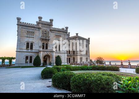 Castello di Miramare in Triest, Italien, mit Sonnenuntergang über der Adria im Hintergrund Stockfoto