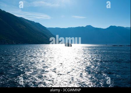 Autofähre oder Schiff im Meer und in der Bucht von Kotor während der Überfahrt von Kamenari, Montenegro. Stockfoto