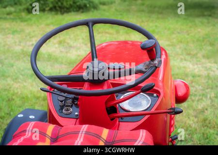 Lenkrad eines roten Oldtimer-Traktors Stockfoto