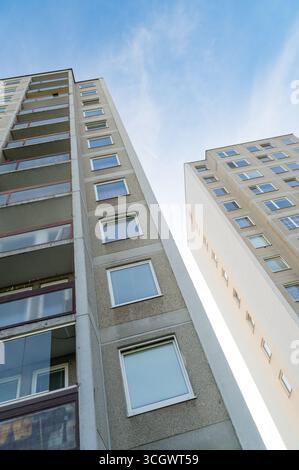Hohe, langweilige, uniforme Betonhaushäuser im kommunistischen Stil. Stockfoto