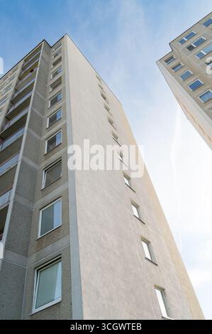 Hohe, langweilige, uniforme Betonhaushäuser im kommunistischen Stil. Stockfoto