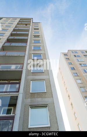 Hohe, langweilige, uniforme Betonhaushäuser im kommunistischen Stil. Stockfoto