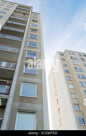 Hohe, langweilige, uniforme Betonhaushäuser im kommunistischen Stil. Stockfoto
