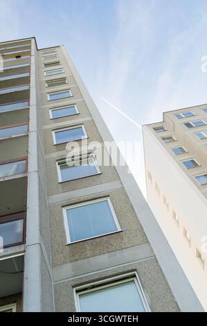 Hohe, langweilige, uniforme Betonhaushäuser im kommunistischen Stil. Stockfoto