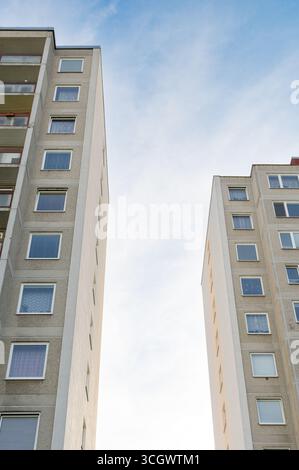 Hohe, langweilige, uniforme Betonhaushäuser im kommunistischen Stil. Stockfoto