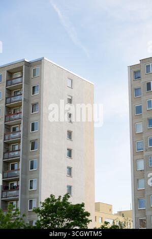 Hohe, langweilige, uniforme Betonhaushäuser im kommunistischen Stil. Stockfoto