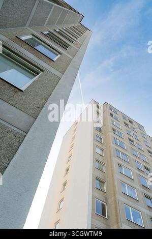 Hohe, langweilige, uniforme Betonhaushäuser im kommunistischen Stil. Stockfoto