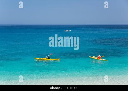 Golf von Orosei und Nationalpark Gennargentu, Baunei, Ogliastra, Sardinien, Italien. Kajakfahrer paddeln über das klare türkisfarbene Wasser von Cala Sisine. Stockfoto