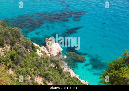 Golf von Orosei und Nationalpark Gennargentu, Baunei, Ogliastra, Sardinien, Italien. Blick hinunter auf steile Klippen zum klaren Wasserpool unterhalb von Pedra Longa. Stockfoto