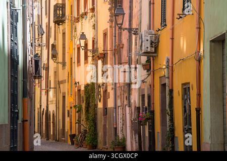 Bosa, Oristano, Sardinien, Italien. Blick auf die Kopfsteinpflasterstraße mit typischen pastellfarbenen Fassaden im historischen Viertel Sa Costa. Stockfoto