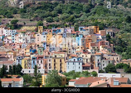 Bosa, Oristano, Sardinien, Italien. Hell bemalte Häuser im Stadtteil Sa Costa, die sich an steilen Hängen schmiegen. Stockfoto