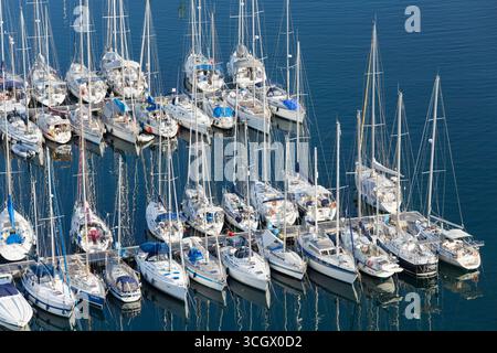 Santa Maria Navarrese, Baunei, Ogliastra, Sardinien, Italien. Blick über den Yachthafen, Yachten, die in parallelen Reihen vertäut sind. Stockfoto