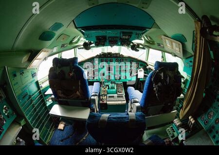 Cockpit der stillgelegten Tupolev-Passagierflugzeuge des tschechischen Präsidenten Vaclav Havel. Stockfoto