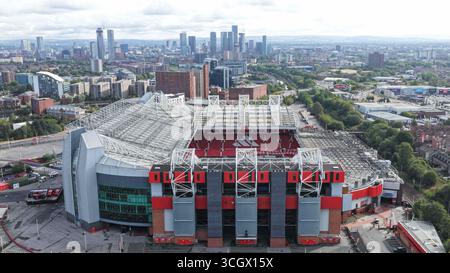 Eine Luftaufnahme von Old Trafford und der Stadt Manchester im Hintergrund während des Premier League Spiels Manchester United gegen Burnley in Old Trafford, Manchester, Großbritannien, 30. August 2025 (Foto: Mark Cosgrove/News Images) Stockfoto