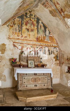 Altar einer historischen Kapelle in der Altstadt von Bale, Kroatien Stockfoto