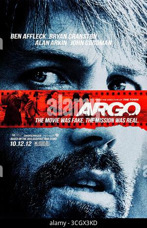 Argo (2012) von Ben Affleck mit Ben Affleck, Bryan Cranston und John Goodman. Während der Geiselkrise im Iran gibt sich ein CIA-Exfiltrationsspezialist als Hollywood-Produzent aus, der einen Science-fiction-Film auskundschaftet, um sechs Amerikaner zu retten, die sich in Teheran verstecken. Foto eines Original-Posters aus dem Jahr 2012 (USA), das NUR FÜR REDAKTIONELLE ZWECKE VERWENDET WIRD. Quelle: BFA / Warner Bros Stockfoto